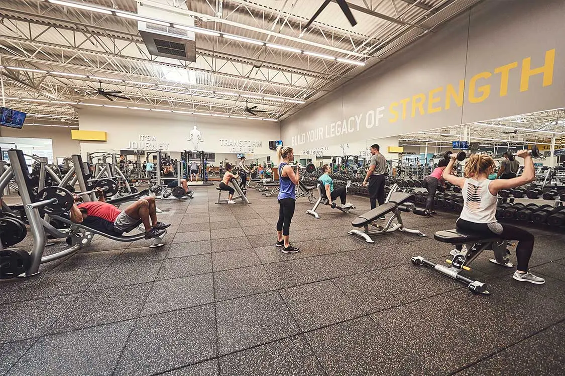 Strength machines in Gold's Gym